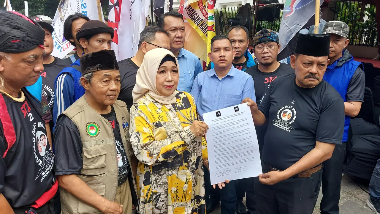 Ketua Dewan Kehormatan Kawulo Alit Indonesia (KAI) Sofiatun Gudono  di Kediaman Prabowo Subianto, Jalan Kertanegara, Jakarta Selatan, Jumat (9/2/2024). (Arief/Liputan6.com)