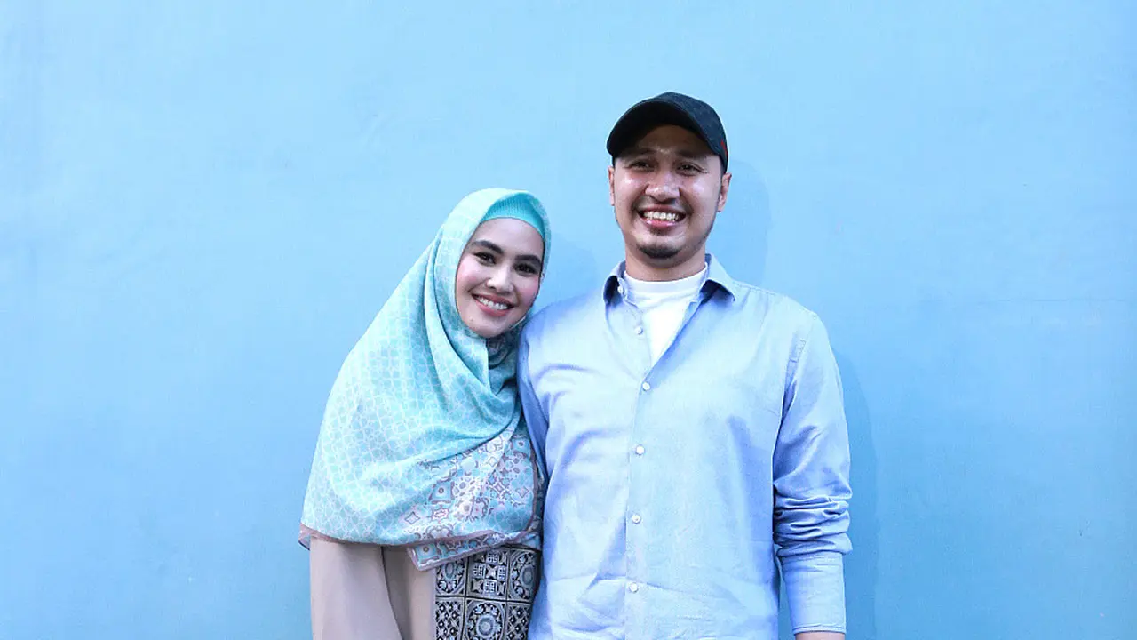 [Fimela] Kartika Putri dan Suami