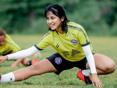Arema FC Women bisa dibilang satu-satunya tim dari Liga 1 yang tetap menjaga eksistensinya di tengah pandemi virus corona. Mereka terus menempa fisik dan mengasah strategi permainan. (Foto: Bola.com/Iwan Setiawan)