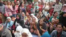 Sejumlah ibu menggelar doa bersama saat ekseksusi penggusuran di kawasan Pasar Ikan, Penjaringan, Jakarta, Senin (11/4). Para warga yang didominasi perempuan itu ikut menolak penggusuran kawasan tersebut. (Liputan6.com/Gempur M Surya)