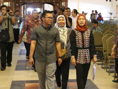 Panitia pernikahan Putri Presiden Joko Widodo, Kahiyang Ayu dan Bobby Nasution sedang berjalan saat geladi resik di Graha Saba, Solo, Senin (6/11). Pernikahan tersebut akan digelar pada Rabu (8/11) lusa. (Liputan6.com/Angga Yuniar)