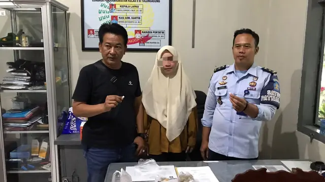 Pelaku penyelundupan sabu dalam pentol diamankan petugas. (Dian Kurniawan/Liputan6.com)