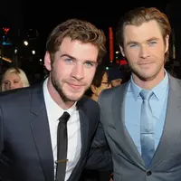 DNA ketampanan yang mutlak sepertinya memang mengalir di keluarga Hemsworth. Lihat saja ketampanan Chris Hemsworth dan Liam Hemsworth yang nggak ada habisnya. (AP Images/HollywoodReporter)