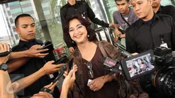 Meuthia Ganie Rochman menjawab pertanyaan wartawan saat akan memasuki Gedung KPK, Jakarta, Selasa (30/6/2015). Kedatangan Meuthia ke KPK untuk melakukan riset dalam penelitian ilmiahnya tentang KPK. (Liputan6.com/Helmi Afandi)