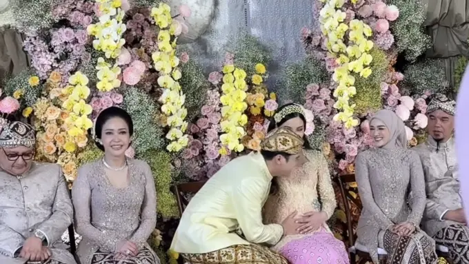 Maia Estianty dan Mulan Jameela Tampil Kenakan Kebaya Coklat di Tujuh Bulanan Alyssa Daguise. [@anissaica]