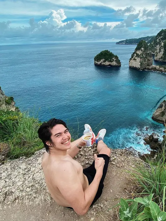 Kini El Rumi sudah berada di Indonesia lagi sejak sebelum tahun baru. Kebetulan tengah di masa liburan dan El memanfaatkan waktu berkumpul dengan keluarga di Indonesia. (Instagram/elelrumi)