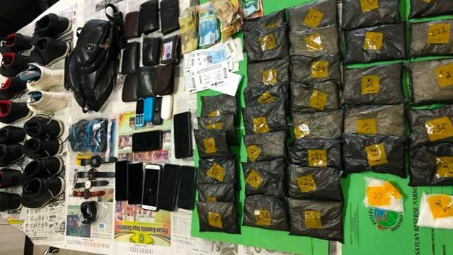 Barang bukti kasus narkoba berupa sabu yang diselipkan delapan pria asal Aceh dalam sepatu.