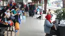 Suasana di Stasiun Senen jelang malam natal, Jakarta, Sabtu (24/12). PT Kereta Api Indonesia akan menambahkan 11 gerbong dari tanggal 23 Desember 2016 sampai 11 Januari 2017. (Liputan6.com/Herman Zakharia)