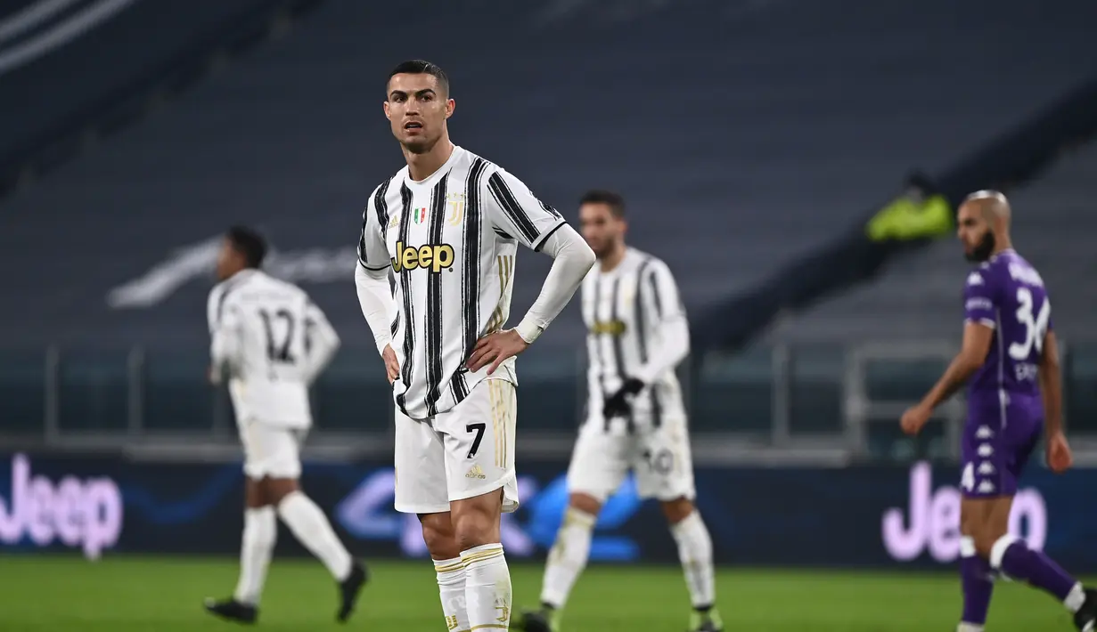 Ekspresi penyerang Juventus, Cristiano Ronaldo saat menjamu Fiorentina dalam laga pekan ke-14 Liga Italia di Allianz Stadium Turin, Rabu dinihari WIB (23/12/2020). Cristiano Ronaldo dkk menelan kekalahan pertama di Liga Italia dengan skor 0-3 saat menjamu Fiorentina. (Fabio Ferrari/LaPresse via AP)