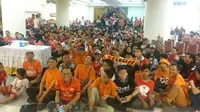 Jakantor menggelar acara nonton bareng Arema Cronus vs Persija Jakarta di Hotel Royal Regal, Jakarta, Sabtu (28/11/2015). (Bola.com/Vitalis Yogi Trisna)