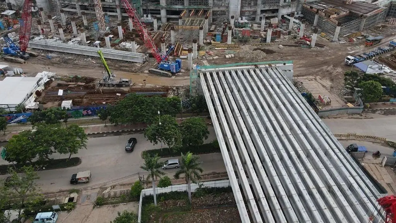 PT Jakarta Propertindo (Perseroda) atau Jakpro tengah melanjutkan pemasangan girder ke-14 dari 17 unit girder yang ditargetkan di pasang untuk ramp barat Jakarta International Stadium (JIS).