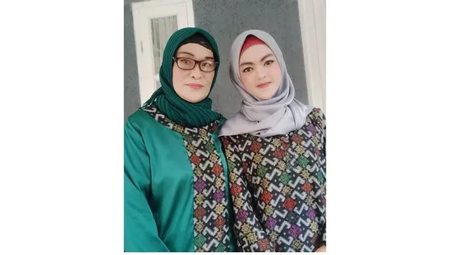 Begini potret Riri dan ibunda, kompak mengenakan baju seragam.