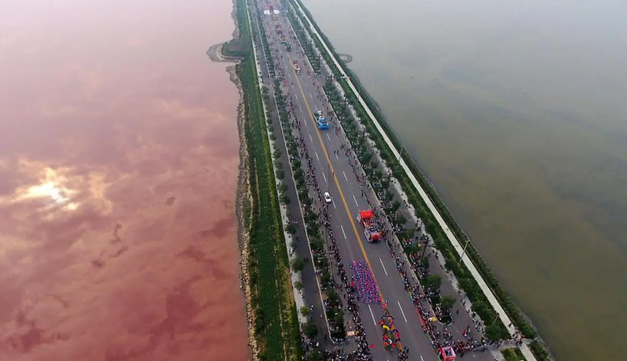 Air danau berwarna merah di Yunchen, Shanxi, Tiongkok, Minggu (25/9). Perubahan air menjadi merah disebabkan oleh tumbuhan ganggang yang sedang berkembangbiak. (chinadaily.com.cn)