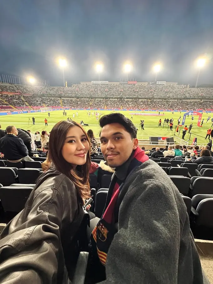 Gaya Stylish Aaliyah Massaid Saat Babymoon Sambil Nonton FC Barcelona di Spanyol