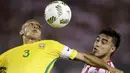 Bek Brasil, Miranda, duel udara dengan striker Paraguay, Dario Lezcano, pada kualifikasi Piala Dunia 2018 di Stadion Chaco, Paraguay, Rabu (30/3/2016). Kedua tim bermain imbang 2-2. (Reuters/Jorge Adorno)