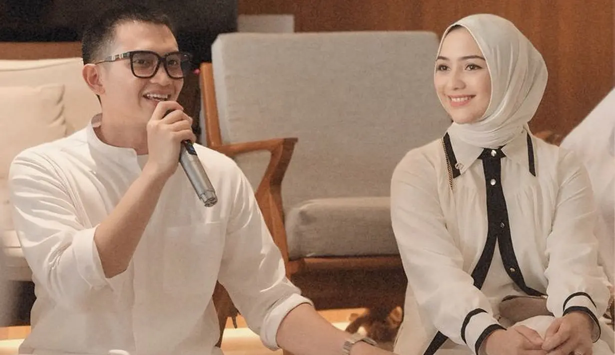 Sebelum berangkat, Citra Kirana dan Rezky Aditya menggelar pengajian terlebih dahulu. Saat momen tersebut, keduanya kompak mengenakan baju serba putih. [@thereal_rezkyadhitya]