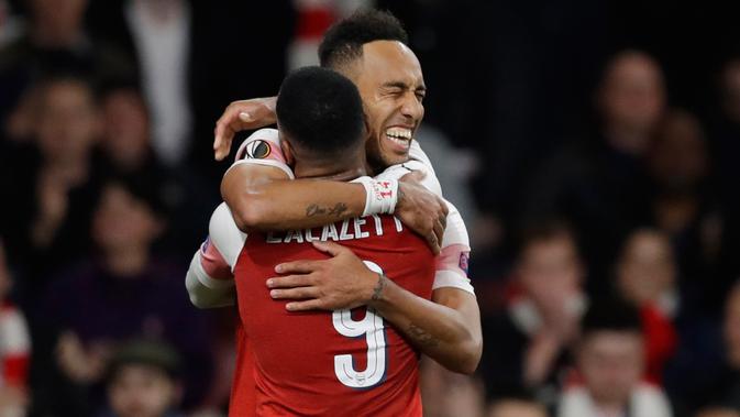 Striker Arsenal, Pierre-Emerick Aubameyang berselebrasi dengan rekannya, Alexandre Lacazette setelah mencetak gol ke gawang Valencia dalam leg pertama semifinal Liga Europa di Emirates Stadium, Jumat (3/5/2019). Sempat tertinggal, Arsenal berhasil mengalahkan Valencia 3-1. (AP/Kirsty Wigglesworth)