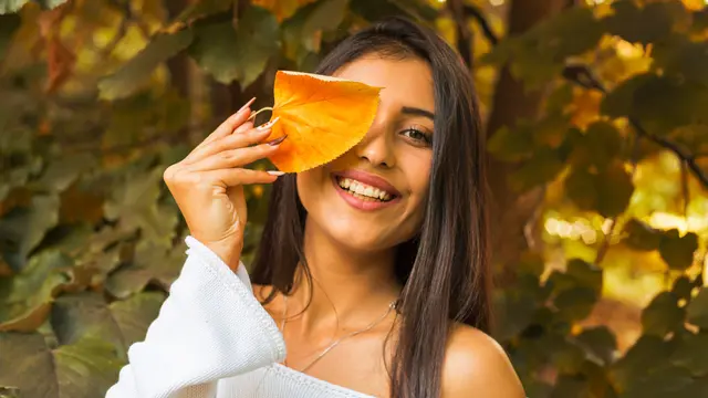 cantik tersenyum daun musim gugur