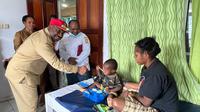 Bupati Puncak saat menjenguk pasien anak campak yang masih dirawat di RSUD Ilaga, Kabupaten Puncak, Provinsi Papua Tengah. (Liputan6.com/Katharina Janur/Kominfo Puncak)