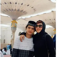 Termasuk kekaguman putranya Dul. Hal itu diketahui dari keterangan foto yang diunggah oleh Maia dalam Instagram saat sedang di Masjid Nabawi. (Instagram/maiaestiantyreal)