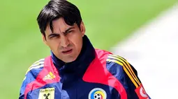Coach of the Romanian national football team Victor Piturca attends a training session at AFG Arena stadium on June 14, 2008 in St.Gallen.  AFP PHOTO / DANIEL MIHAILESCU