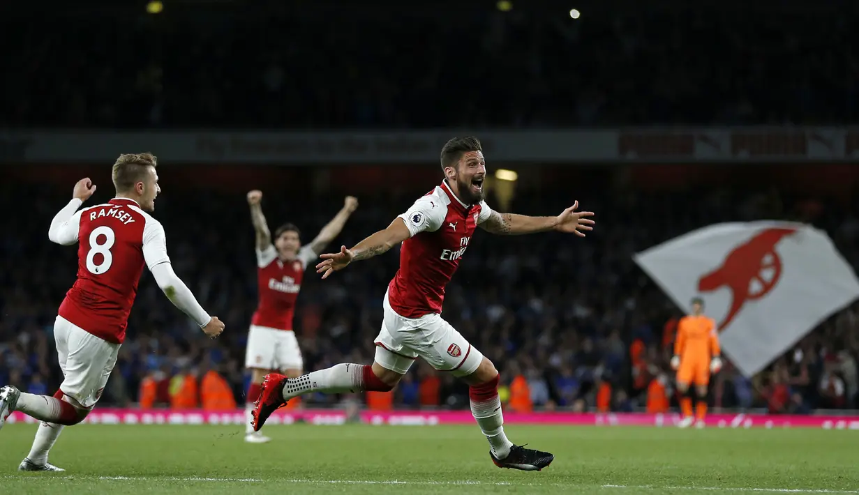 Penyerang Arsenal, Olivier Giroud merayakan gol keempat Arsenal saat pertandingan melawan Leicester City pada pertadingan Liga Inggris di  Stadion Emirates, London (11/8). Arsenal berhasil mengalahkan Leicester City dengan skor 4-3. (AFP/Ian Kington)