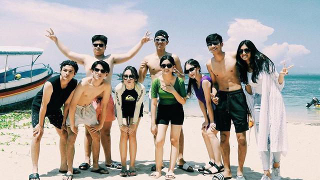 Bintang Dari Jendela SMP Liburan di Tanjung Benoa, Bali (Foto: Instagram/@aaditzky/@its_lauramoane2)