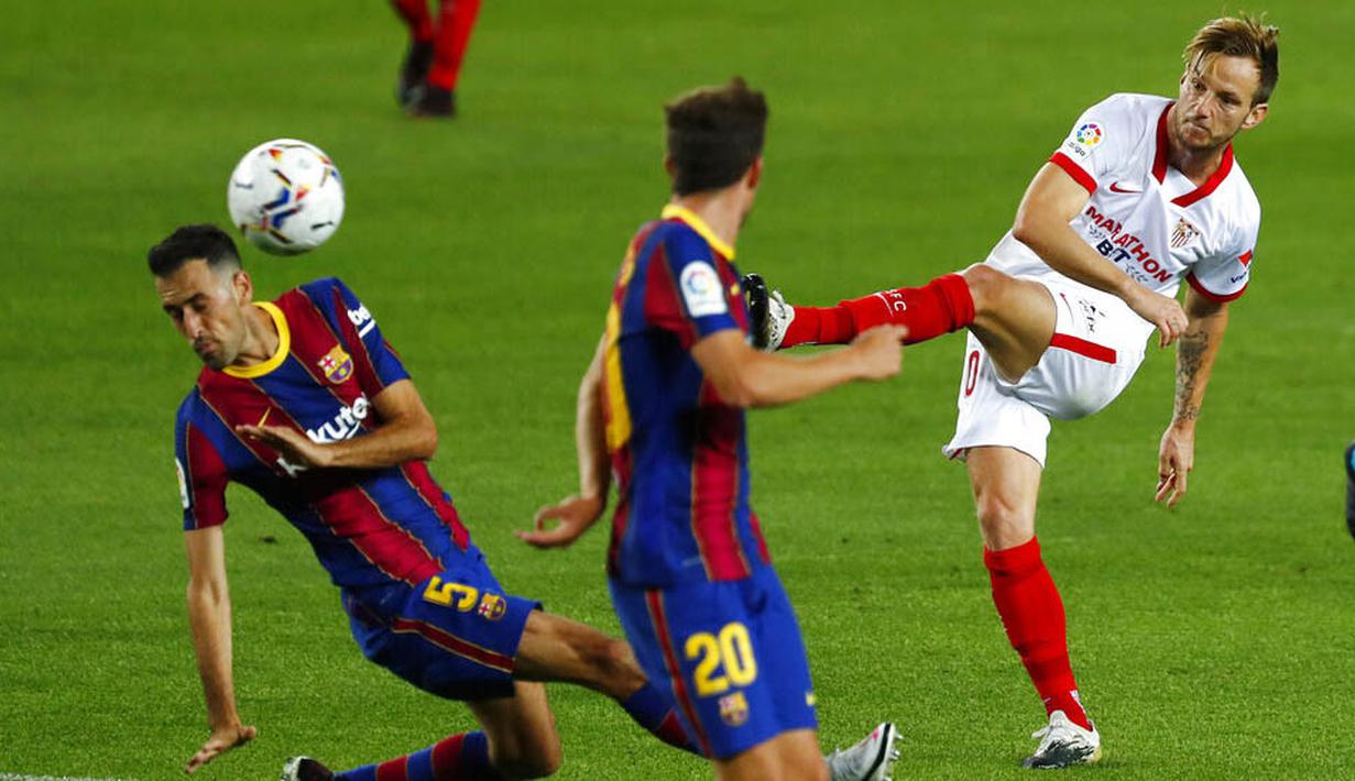 Pemain Sevilla, Ivan Rakitic, melepaskan tendangan saat melawan Barcelona pada laga Liga Spanyol di Stadion Camp Nou, Minggu (4/10/2020). Kedua tim bermain imbang 1-1. (AP Photo/Joan Monfort)