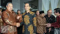 Presiden Joko Widodo (kanan) bersalaman dengan Mantan Presiden ke-6 Susilo Bambang Yudhoyono usai peresmian gedung baru KPK di Jakarta, Selasa (29/12). Penggunaan gedung ini baru bisa digunakan pada Maret mendatang. (Liputan6.com/Faizal Fanani)