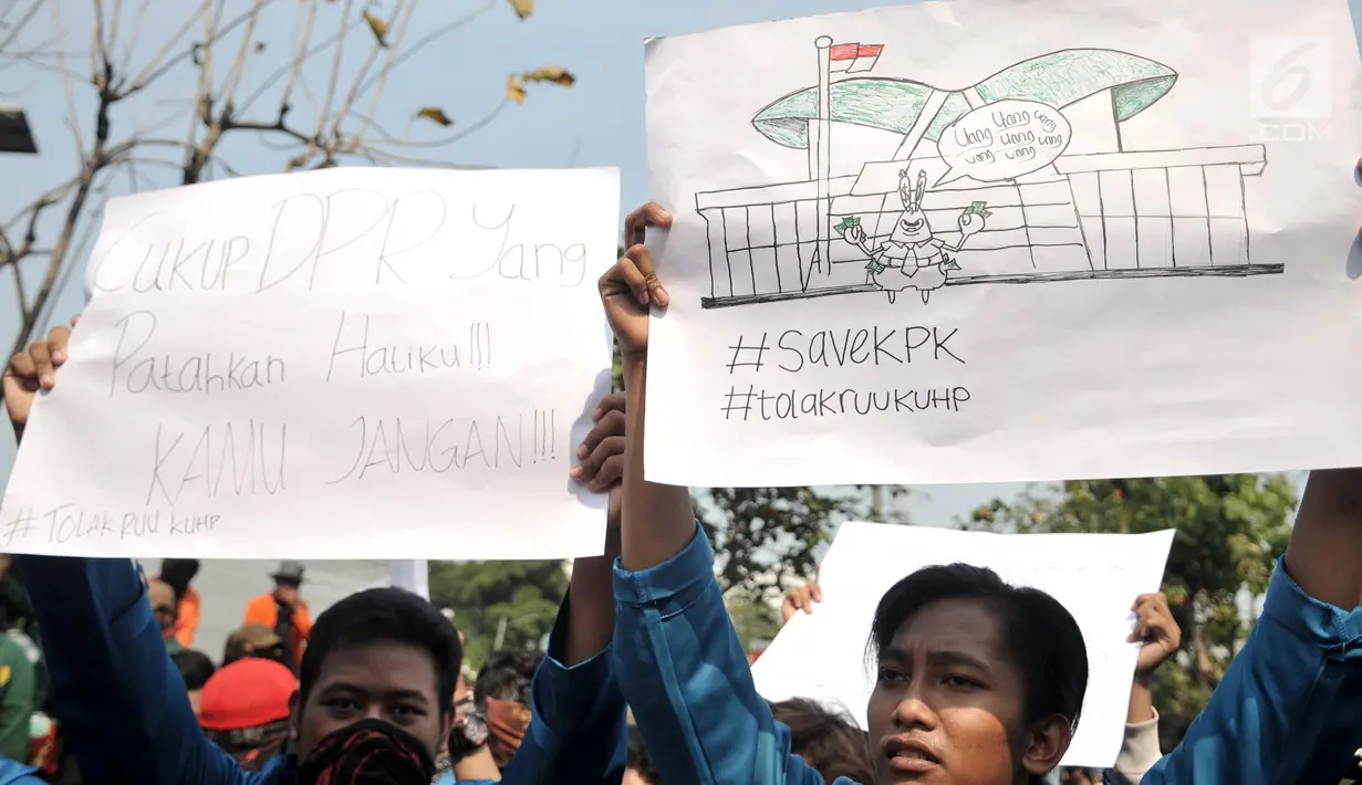 Mahasiswa membentangkan poster saat unjuk rasa di depan Gedung DPR RI, Jakarta, Selasa (1/10/2019). Aksi yang digelar Badan Eksekutif Mahasiswa Seluruh Indonesia itu muncul poster dengan kata-kata lucu yang menyindir disahkannya UU KPK dan menolak RUU KUHP. (merdeka.com/Iqbal S Nugroho)