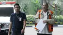 Direktur Utama nonaktif PLN Sofyan Basir (kanan) tiba di Gedung KPK, Jakarta, Kamis (27/6/2019). Sofyan diperiksa sebagai saksi aliran kasus dugaan suap dan gratifikasi yang menjerat Anggota Komisi VI DPR Bowo Sidik Pangarso. (merdeka.com/Dwi Narwoko)