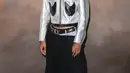Jaden Smith tampil edgy dengan atasan silver dengan dua kantong hitam di sisi kanan-kiri. Bawahan hitam yang unik, ia padukan dengan sneakers putih. Foto: Document/Louis Vuitton.