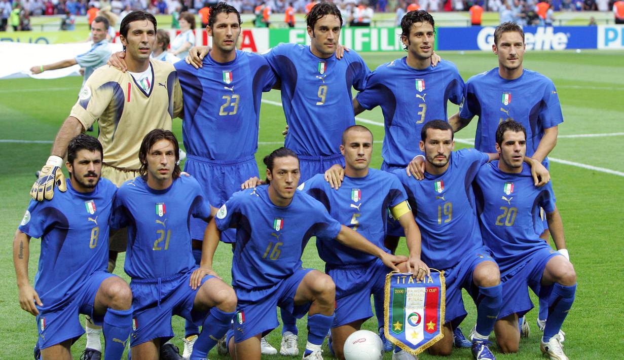 Gelandang Italia, Andrea Pirlo, bersama rekan-rekannya bersiap menghadapi Prancis pada laga final Piala Dunia di Stadion Olympic, Berlin, Minggu (9/72006). Pada turnamen ini Pirlo berhasil mengantar Italia juara. (AFP/Odd Andersen)