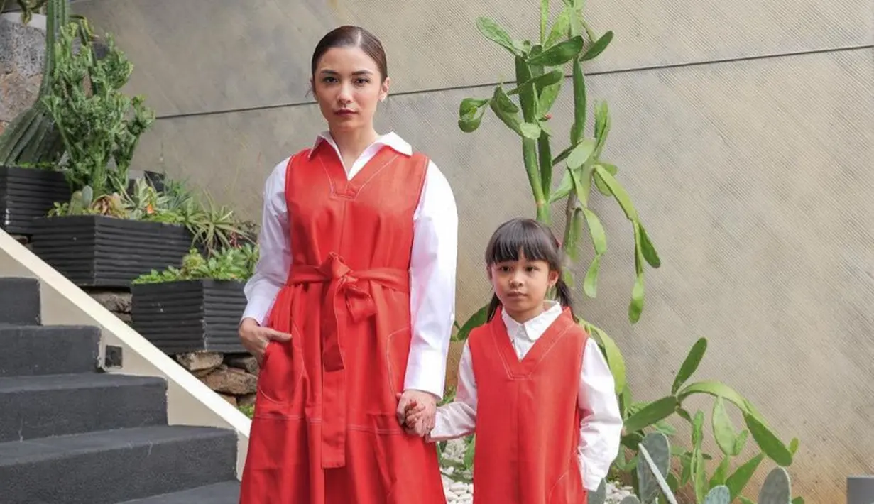 Chelsea Olivia tampil serasi dengan putrinya, mengenakan dress merah sleeveless dipadukan inner kemeja putih lengan panjang. [@chelseaoliviaa]