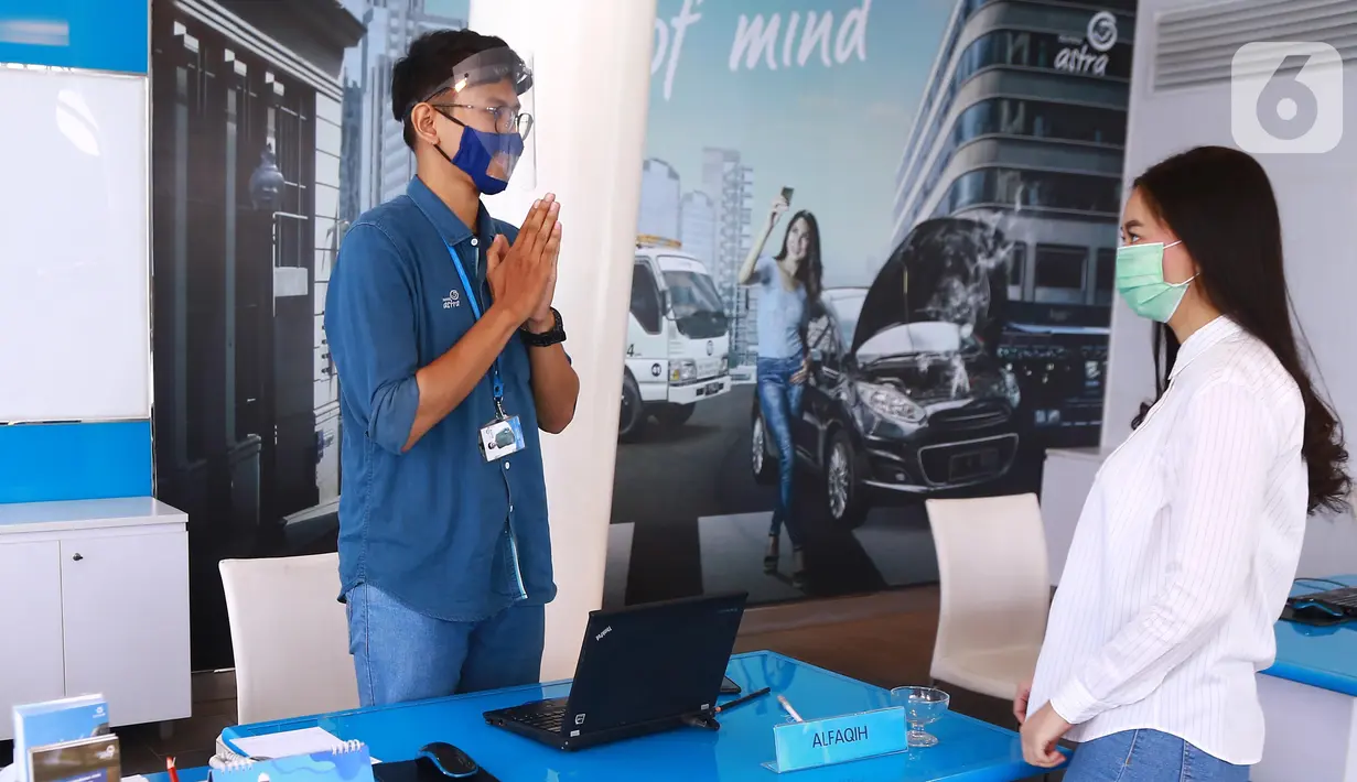 Frontliner saat menyapa pelanggan pada peringatan Hari Pelanggan Nasional (Harpelnas) di Garda Center TB Simatupang, Jakarta, Jumat (4/9/2020). Pada kesempatan tersebut CEO Asuransi Astra, Rudy Chen memberikan penghargaan sebagai wujud terima kasih melalui kunjungan langsung. (Liputan6.com/HO/Eko)