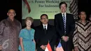 Menteri ESDM Sudirman Said dan Dubes AS Robert Blake foto bersama Dirut PLN Sofyan Basir, Dirjen Ketenagalistrikan Jarman dan Commercial Counselor Foreign Commercial Service US Embassy Rosemary di kantor PLN, Jakarta, Rabu (2/9).(Liputan6.com/Johan Tallo)