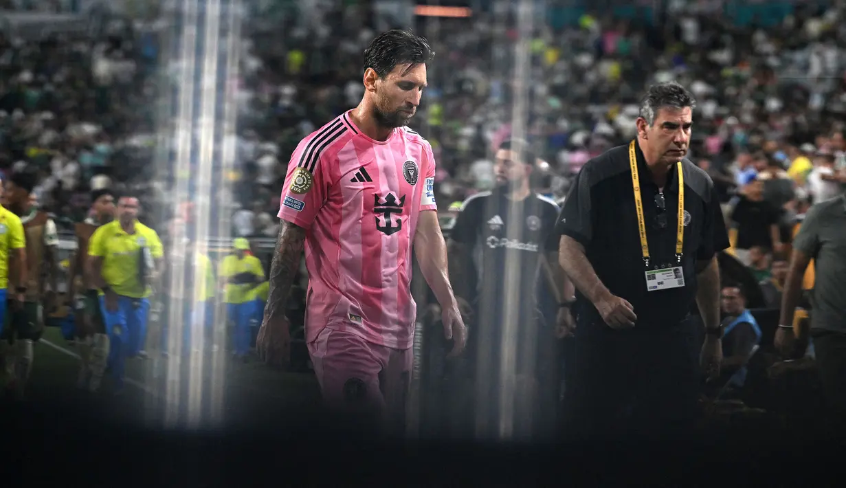 Pemain Inter Miami, Lionel Messi berjalan ke luar lapangan saat jeda babak pertama dalam laga Grup A Piala Dunia Antarklub 2025 melawan Palmeiras di Hard Rock stadium, Miami, Amerika Serikat, Selasa (24/06/2025) WIB. (AFP/Patricia De Melo Moreira)