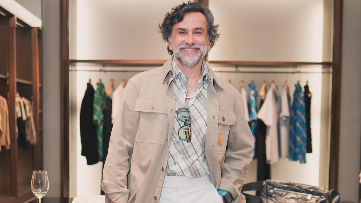 6 Inspirasi Outfit Jeremy Thomas di Usia 50-an, Enggak Kalah Stylish dari Anak Muda