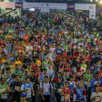 Sebanyak 16.000 peserta mengikuti ajang Mandiri Jakarta Marathon 2016 yang dimulai dan selesai di Silang Monas Barat Daya, Jakarta, Minggu (23/10). Hujan sempat mengguyur ajang Mandiri Jakarta Marathon di Monas. (Liputan6.com/Faizal Fanani)