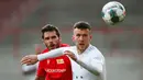 Pemain Bayern Munchen Ivan Perisic (kanan) berebut bola dengan pemain Union Berlin pada pertandingan Bundesliga di Berlin, Jerman, Minggu (17/5/2020). Bayern Munchen masih memuncaki klasemen Bundesliga usai mengalahkan Union Berlin 2-0. (HANNIBAL HANSCHKE/POOL/AFP)