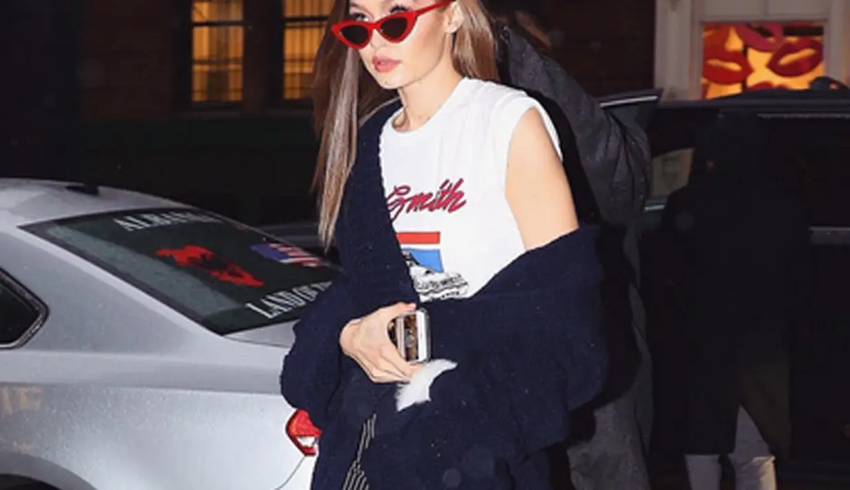 Gigi Hadid, sebagai publik figure tentu tak pernah bosan memperhatikan penampilannya. Tak jarang pula ia mengubah gayanya dengan sesuatu yang baru. Hal ini pastinya untuk memberikan suasana baru kepada para fansnya. (Instagram/gigihadid)