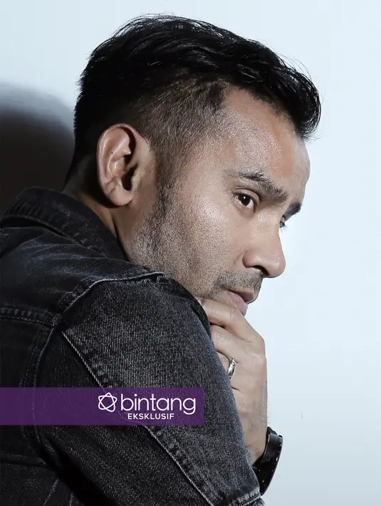 Setelah itu, pikirannya untuk serius di industri musik semakin tumbuh. Berpikir untuk mengembangkan bakat menyanyinya di Ibu Kota. Tapi tidak mendapat izin dari ayahnya. Bertahun-tahun meyakinkan ayahnya akhirnya berhasil. (Galih W. Satria/Bintang.com)