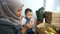 Selesai membuat heboh di panggung, Cipung istirahat untuk ganti pakaian. Tampak momen sus Rini  juga memberi makan Cipung dengan makan nasi kotak. Sebelumnya, Cipung disuapi oleh Gigi. [Youtube/Rans Entertainment]