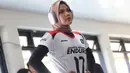 Nandita Ayu Salsabila mencoba santai dengan mendengarkan musik pada sesi latihan Jakarta Pertamina Enduro yang bertempat di GOR Bulungan, Jakarta Selatan, Selasa (31/12/2024). (Bola.com/Abdul Aziz)