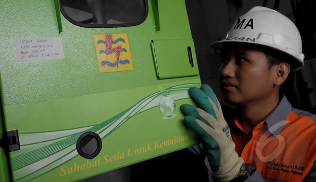 Petugas PLN melakukan pengecekan trafo secara rutin di Istana Bogor, Jawa Barat, Rabu (4/3/2015). PLN area Bogor berencana menambah dua penyulang dengan kapasitas 20KV untuk mendukung kinerja Presiden Joko Widodo.(Liputan6.com/Andrian M Tunay)