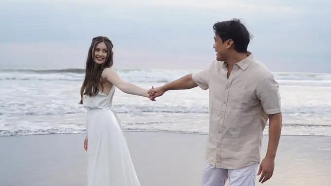 Gaya Vika Kolesnaya Kekasih Billy Syahputra saat Dilamar di Bali