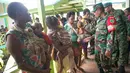 Komandan satuan tugas medis angkatan darat Indonesia Asep Setia Gunawan (kanan) mengunjungi sebuah klinik lokal di desa Ayam, distrik Asmat, di provinsi Papua Barat (26/1). (AFP/Bay Ismoyo)