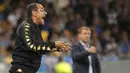 Pelatih Napoli, Maurizio Sarri berteriak memberikan instruksi saat timnya Napoli melawan Dynamo Kiev pada laga grup B Liga Champions di Olympiyskiy stadium, Kiev, (14/9/2016) dini hari WIB. (AP/Sergei Chuzavkov)