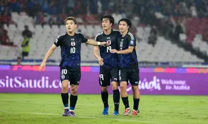 Tiga pemain Jepang, Ritsu Doan, Koki Ogawa, dan Takumi Minamino, merayakan keberhasilan mencetak gol ke gawang Timnas Indonesia dalam laga Kualifikasi Piala Dunia 2026 zona Asia di Stadion Utama Gelora Bung Karno (SUGBK) Senayan, Jakarta, Jumat (15/11/2024). (Bola.com/Abdul Aziz)
