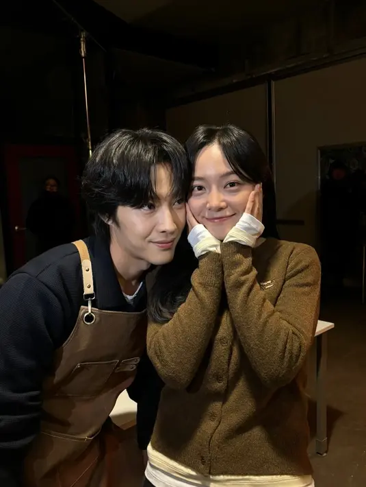 <p>Ia melanjutkan, &ldquo;Melalui Min Ju, Yong Ju, dan berbagai karakter, situasi, dan emosi dalam drama tersebut, saya berharap pemirsa memiliki kesempatan untuk merenungkan perasaan mereka sendiri dan tumbuh.&rdquo; (Foto: Instagram/ clean_0828)</p>
